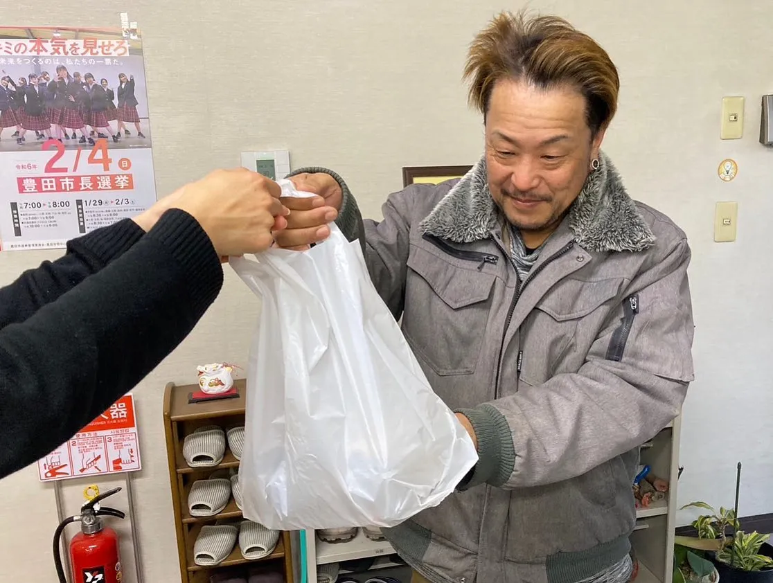 福を巻き込んだ恵方巻きを今年も社員に配りました❣️